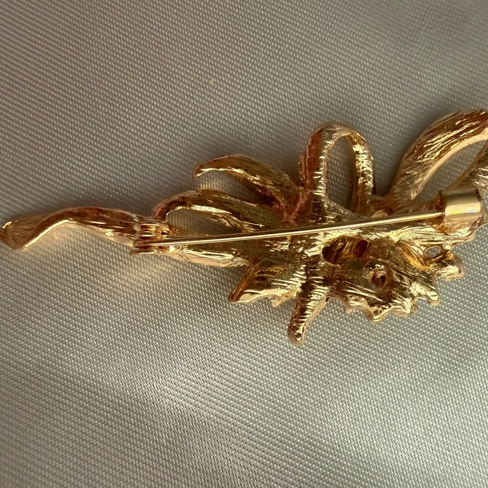 Sparkling Set of Three Crystal Brooches/Pins - Picture 7 of 7